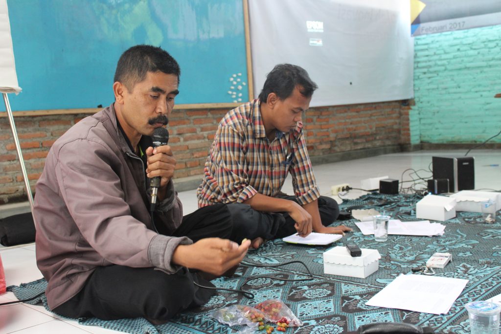 Karnadi (kiri) Saat Mencontohkan Kopi yang terserang Hama PBKo