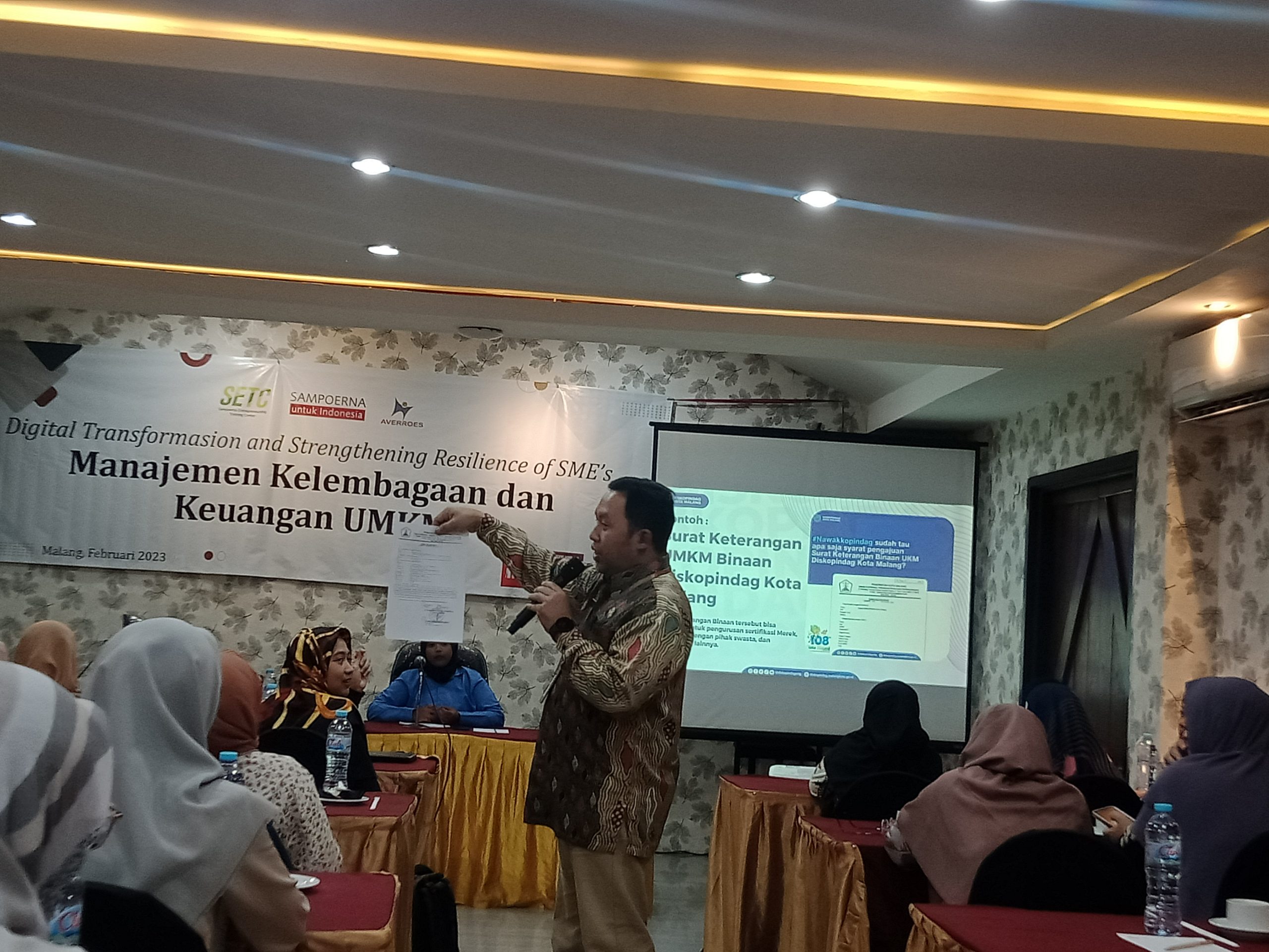 M Baihaqie, Kepala Bidang Usaha Mikro Dinas Koperasi Perindustrian dan Perdagangan (Diskopindag) Kota Malang menunjukan salah satu contoh legalitas usaha (23/02/2023).
